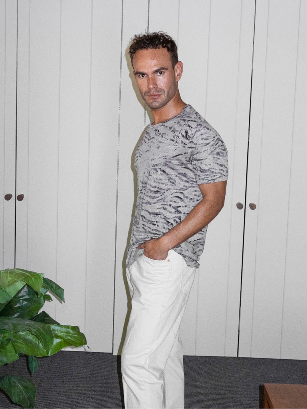 John Varvatos 100% Linen Abstract Tee — Men’s Medium ✨